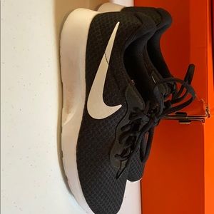 Nike Women’s Tanjun Size 7 Black / White